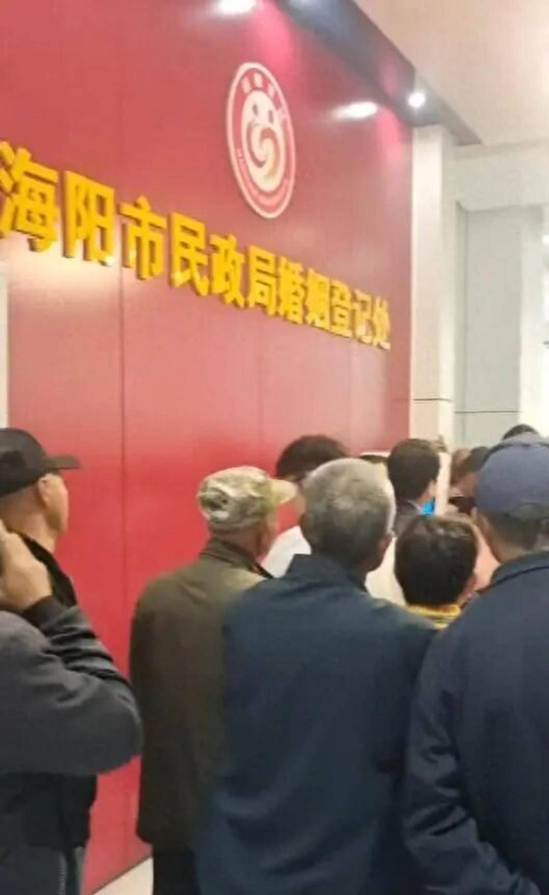 老人扎堆领结婚证<strong></p>
<p>BTC交易官网</strong>,当地民政局回应