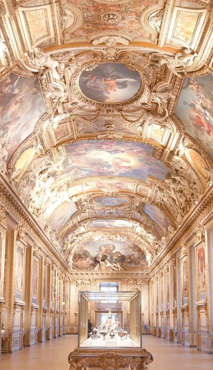 法国卢浮宫多件藏品被盗最新消息:一件文物在博物馆外被发现时已损毁<strong></p>
<p>BTC交易官网</strong>,疑为欧仁妮皇后的皇冠