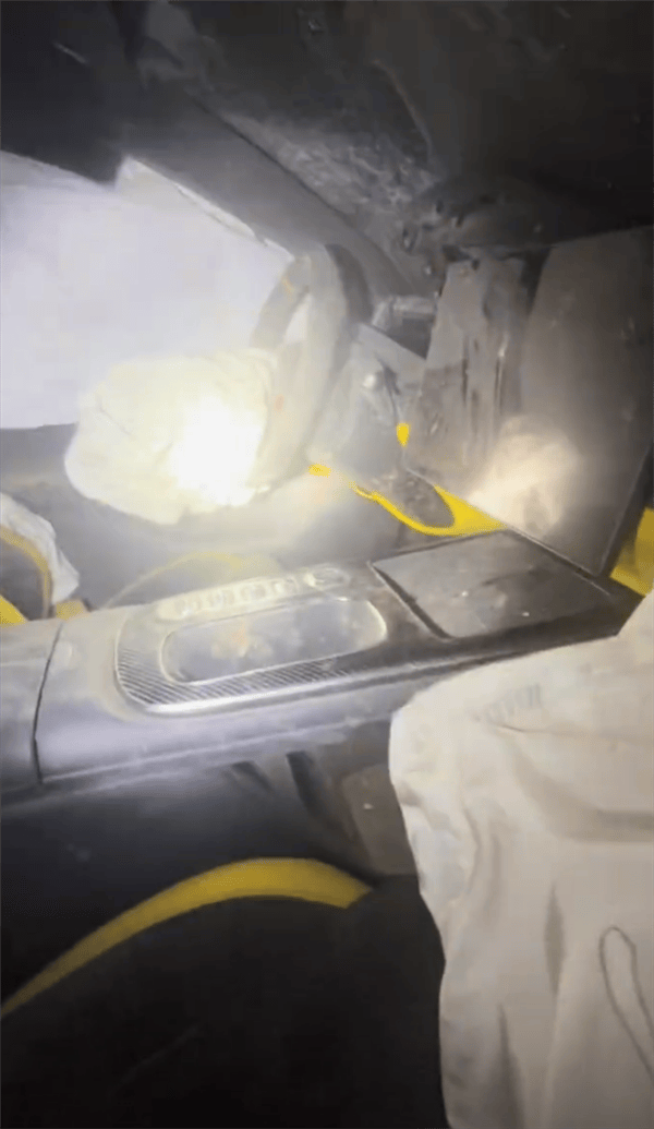 新疆一小米SU7 Ultra飞坡10多米翻滚多圈!车主发文:门能开<strong></p>
<p>BTC交易官网</strong>,没起火