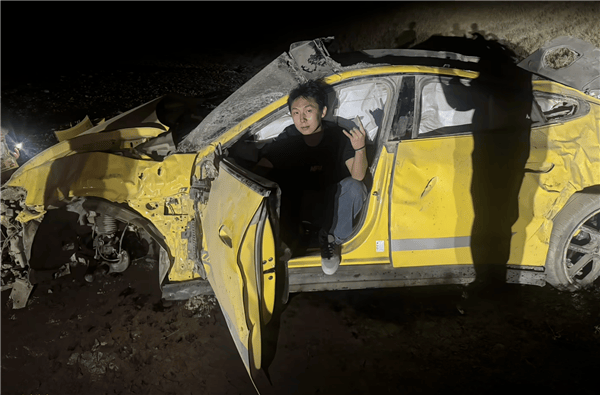 新疆一小米SU7 Ultra飞坡10多米翻滚多圈!车主发文:门能开<strong></p>
<p>BTC交易官网</strong>,没起火