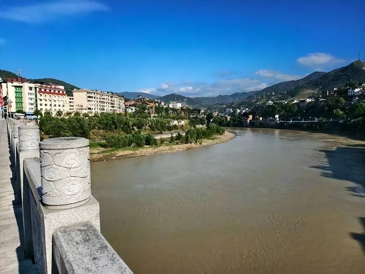 陕西新郎婚礼前跳河身亡<strong></p>
<p>比特币交易官网</strong>，家属不追责，表姐称其接亲遭指责，女方已退彩礼六金