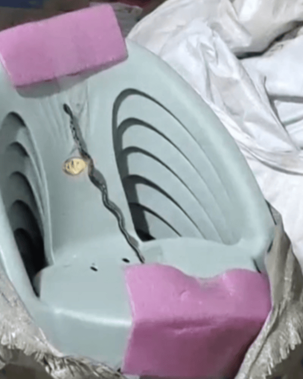 太吓人!云南女子网购塑料凳<strong></p>
<p>以太坊交易官网</strong>,拆开竟发现一条蛇被胶带粘在椅子上!还在动