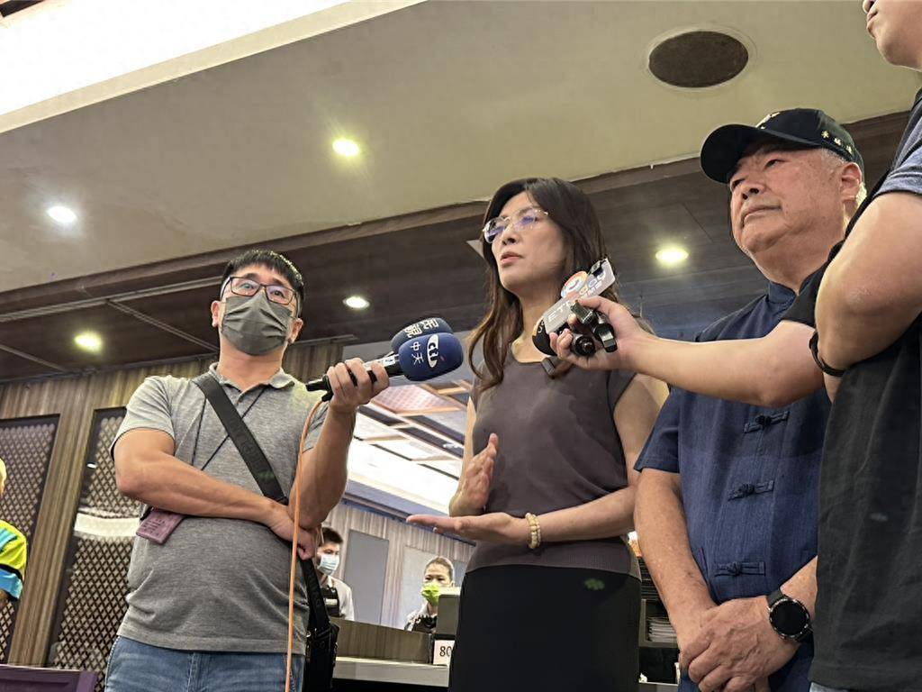 国民党爆发“大地震”<strong></p>
<p>以太坊交易官网</strong>，朱立伦将率211人集体辞职，剑指郑丽文？