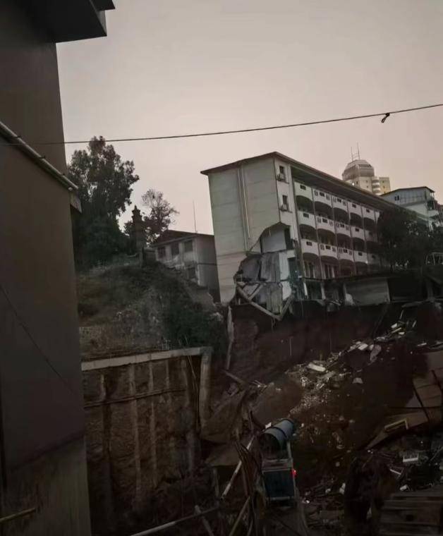 男生学校打篮球时感觉地在抖动<strong></p>
<p>以太坊交易官网</strong>,5小时后操场在30秒内轰然坍塌