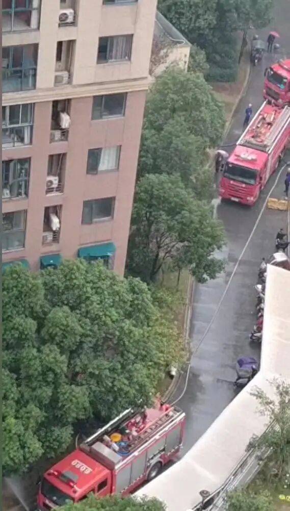 湖北孝感一小区33楼失火，消防栓无水，消消防员爬楼梯扑救？物业回应