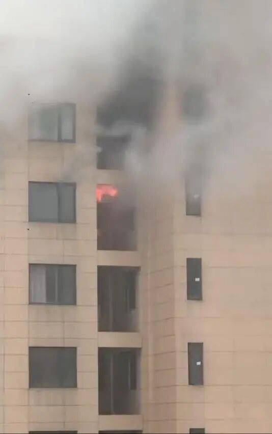 湖北孝感一小区33楼失火<strong></p>
<p>泰达币</strong>,消防栓无水,消消防员爬楼梯扑救?物业回应