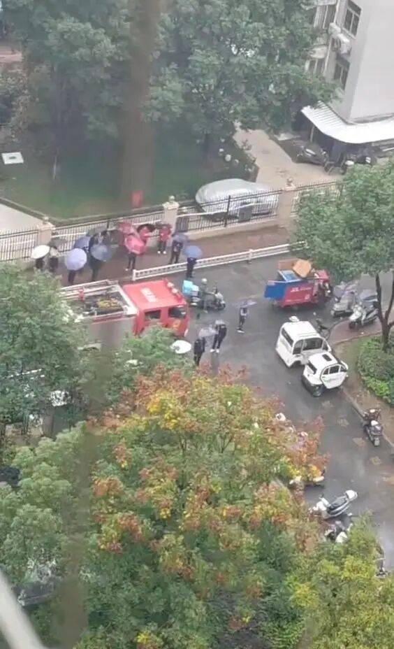 湖北孝感一小区33楼失火<strong></p>
<p>泰达币</strong>,消防栓无水,消消防员爬楼梯扑救?物业回应