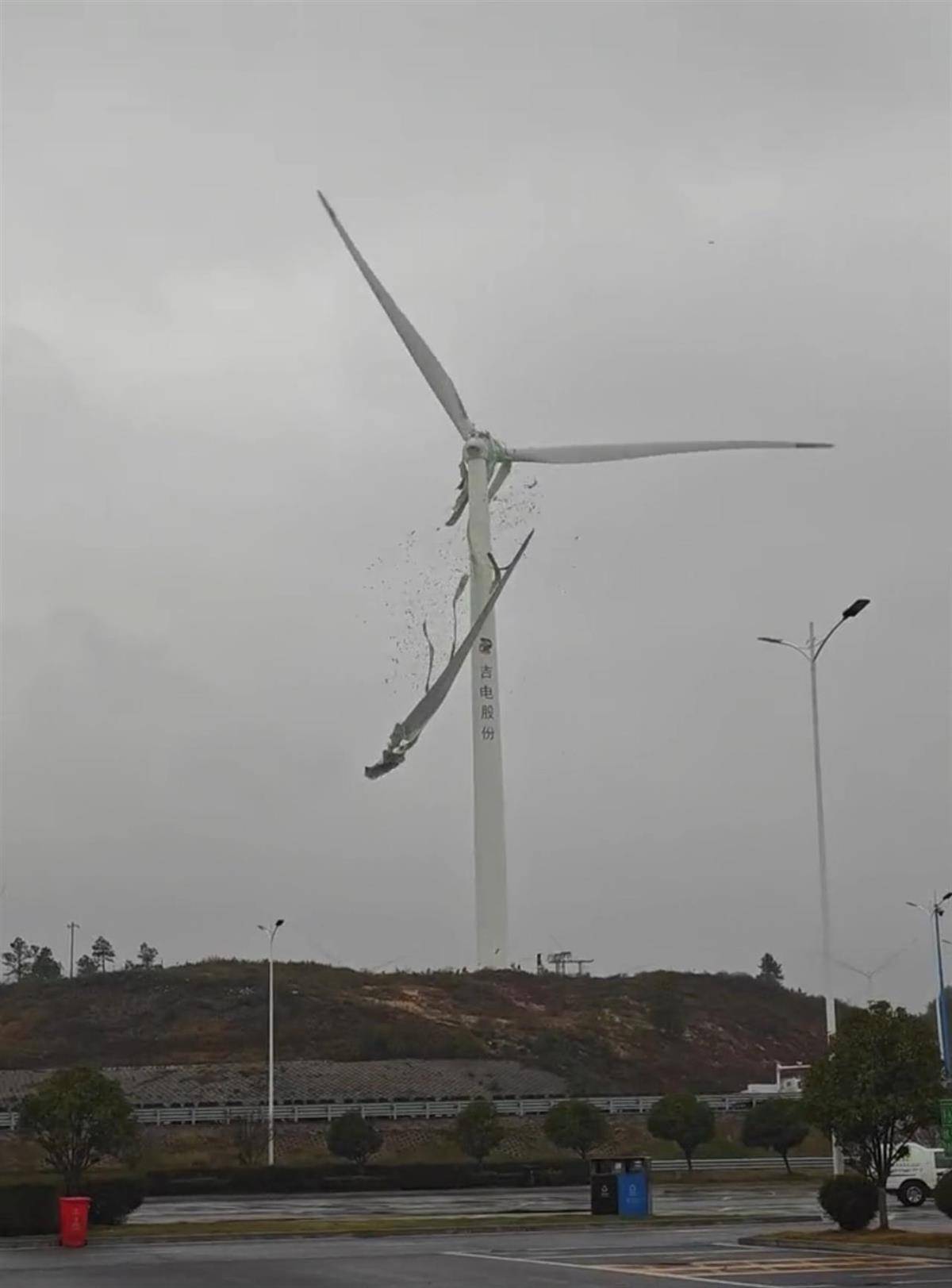 九江一架风力发电机叶片空中断裂<strong></p>
<p>XRP交易官网</strong>，目击者称“玻璃纤维满天飞”，当地：正在处理