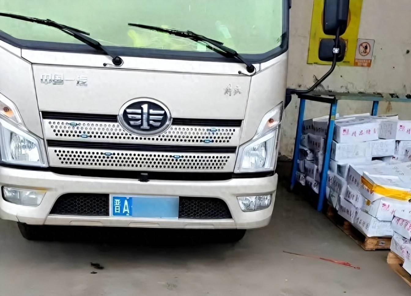 7.8吨猪脚从广西运往广东，竟在千里外的河南被查扣，货车司机回应