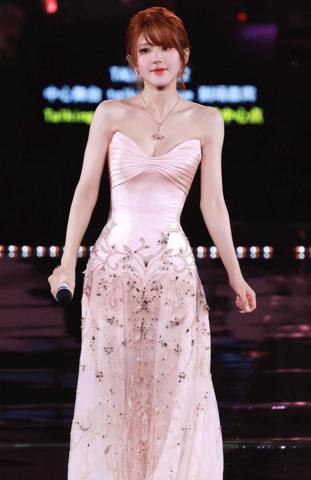 赵露思27岁生日音乐会好炸<strong></p>
<p>DOT交易官网</strong>,6套造型高定配高珠杀翻全场