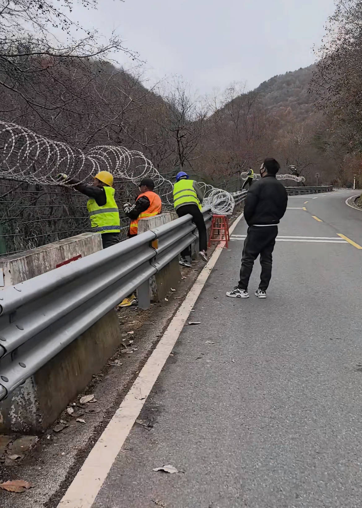 西安秦岭保护区铁网上装带刺铁丝环引争议，当地：为阻止违规穿越，因安全问题已撤掉