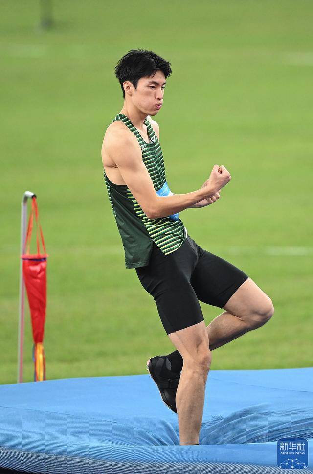 全运会丨李佳伦夺得田径男子跳高冠军