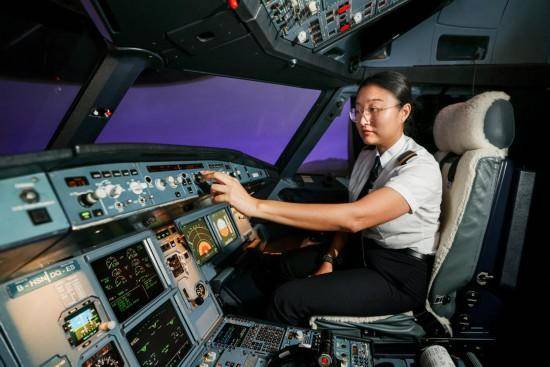 香港故事丨从内地到香港，他们一路追逐“飞行梦”