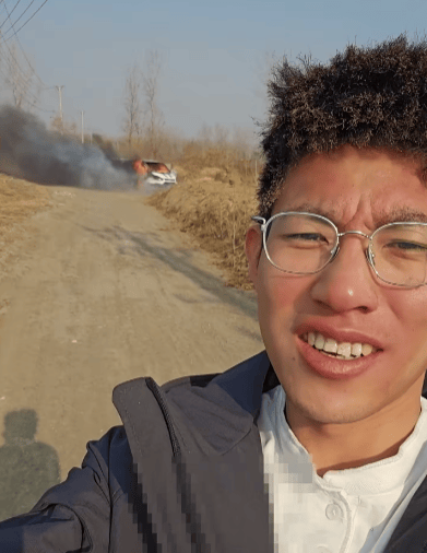 沈阳男子上坟烧纸引燃15万露营车<strong></p>
<p>艾达币交易官网</strong>，为救爱犬冲入火场被烧伤，废墟前淡定合影