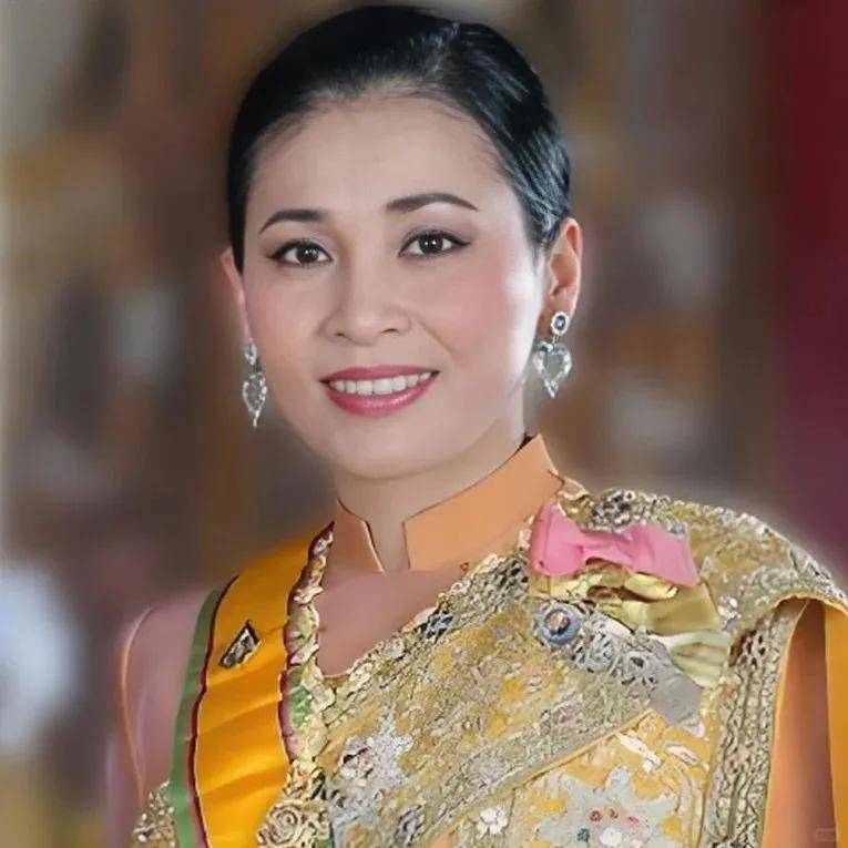 泰国王后访华“穿搭九宫格”出圈<strong></p>
<p>BCH交易官网</strong>，隆重珠宝展现用心诚意